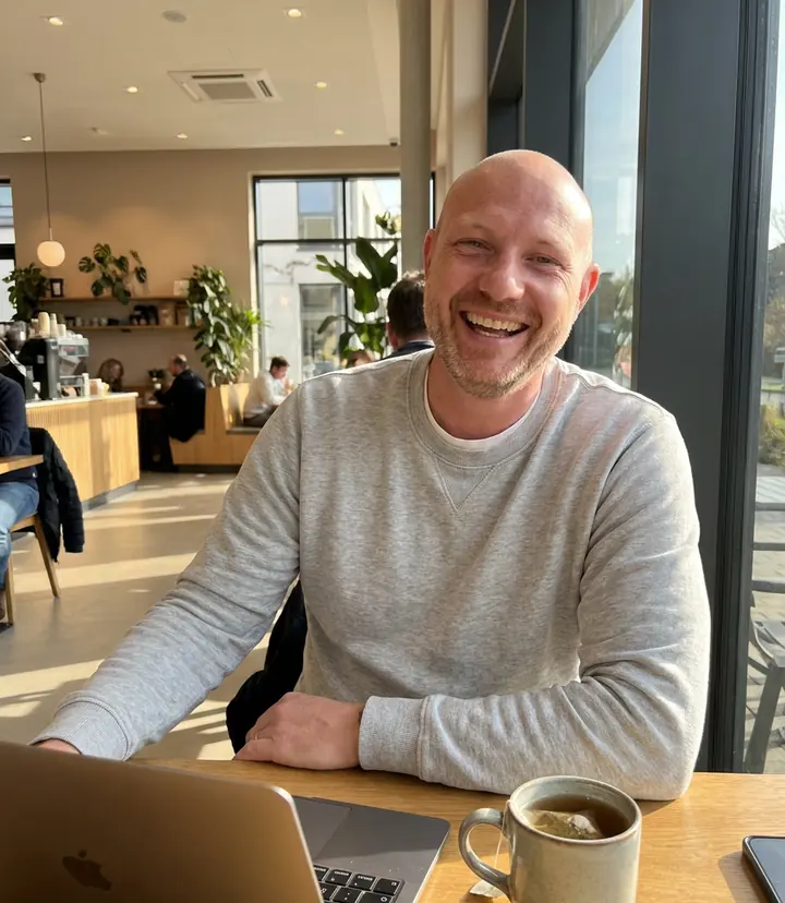 Andreas Borck im Gespräch an einem Café-Tisch