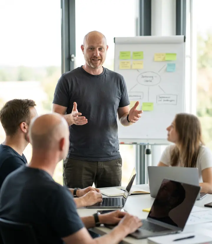 Andreas Borck moderiert einen Workshop mit einem Maklerteam am Flipchart