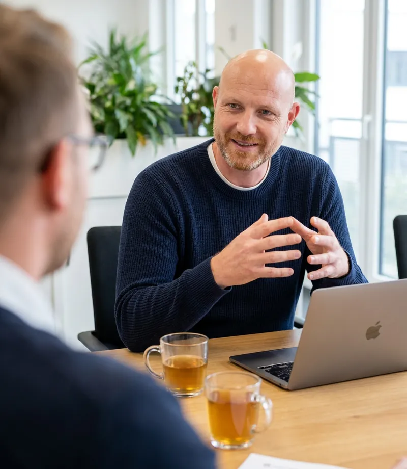 Andreas Borck im Beratungsgespräch mit einem Maklerkunden
