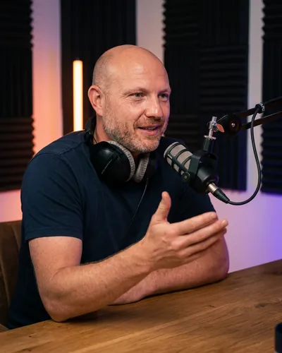 Andreas Borck am Podcast-Mikrofon